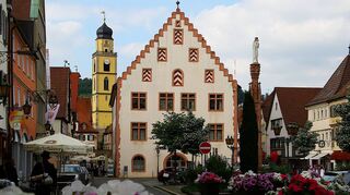Als Bad Mergentheim vor 50 Jahren zur Großen Kreisstadt hochgestuft wurde, konnte die Verwaltung im historischen Rathaus in eigener Regie Aufgaben wahrnehmen, die davor beim Landratsamt erledigt wurden. Das verschaffte den Bürgern Erleichterungen.