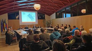 Bei der Bürgerinformationsveranstaltung am Montagabend erläuterte Rosenbergs Bürgermeister Ralph Matousek 22 interessieren Zuhörern die Pläne zum Gewerbe- und Mischgebiet „Im Teich II“.
