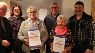 Ehrungen beim Sängerbund Bobstadt: Das Bild zeigt (von links) Sängerbund-Präsident Wolfgang Runge, Vorsitzende Heike Rumm, Gisela Kappes, Ortsvorsteher Kurt Rumm, Anneliese Quenzer und den stellvertretenden Bürgermeister René König.