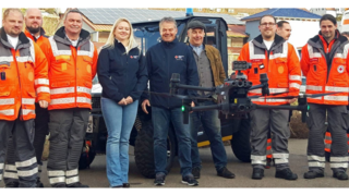 Der DRK-Ortsverein Creglingen hat als erster Ortsverein im Kreisverband eine Drohnenstaffel in Gründung. Im Bild sind Vertreter des DRK-Ortsvereins und des Kreisverbands vor der Rettungswache in Creglingen. Rechts Bereitschaftsleiter Michael Kretschmer, Vierte von links Kreisgeschäftsführerin Anna Deister, rechts daneben Präsident Professor Dr. Thomas Haak.