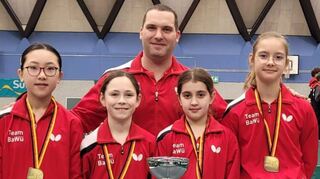 Das siegreiche Team aus Baden-Württemberg: Hinten im Bild Landestrainer Andreas Dörner; vorne von links: Melina Du, Svenja Hepp, Esil Ahmed, Dana Haspel.