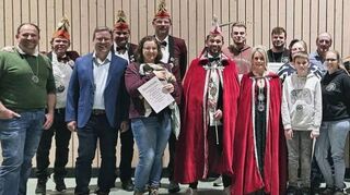 Die Narren aus Rosenberg feierten ihr Ordensfest und ehrten in diesem Rahmen langjährige Mitglieder.