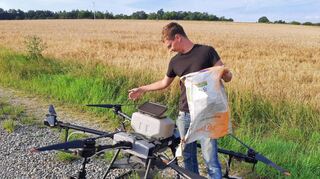 Zwischenfrüchte werden inzwischen auch mithilfe von Drohnen gestreut, wie hier beispielsweise auf einem Feld bei Weikersheim-Queckbronn.