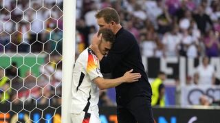 Eine Szene, die in Erinnerung bleibt: Bundestrainer Julian Nagelsmann (rechts) tröstet bei der Heim-EM 2024 seinen Spieler Joshua Kimmich nach der Niederlage im Viertelfinale gegen Spanien.