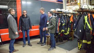 Stehen beim Thema Feuerwehrhaus in regelmäßigem Austausch (von links): Bürgermeister Christian Hauk, Gesamtkommandant Carsten Hauk, Abteilungskommandant Marius Braun und Haupt- und Bauamtsleiter Tobias Münch.
