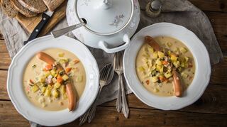 Klassisch gehört in die Kartoffelsuppe eine Wurst – Food-Bloggerin Emma Prolic plädiert dafür, diese gleich in der Suppe mit zu erwärmen.