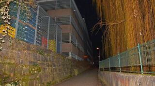 Ist man unter den Bahngleisen hindurch ist der Weg hinter dem Parkhaus am Bahnhof entlang schlecht ausgeleuchtet.