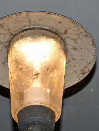 Kein schöner Anblick: Die Lampe unterm Ärztehaus/Seegartenstraße.