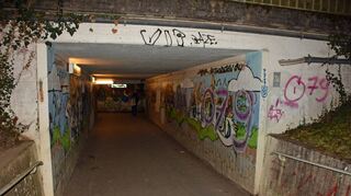 Unter der Igersheimer Straße ist es teils uneben und alles ist stark verschmiert.
