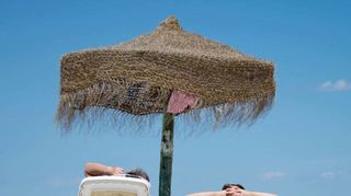 Sehnsucht nach Strand: Viele Menschen buchen im kalten Januar ihren Sommerurlaub.
