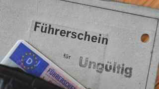 Alte Führerscheine muss man in neue EU-„Scheckkarten“ tauschen.