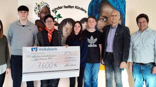 Bei der Spendenübergabe (von links): Teamleiterin für Soziales Lernen, Annika Horn, Schülersprecher Fabian Holz, Elsbeth Kiesel vom Verein „Sonnenschein“, die stellvertretenden Schülersprecher Josefin Dörner und Milo Ondrasch, Realschulrektor Thomas Weniger sowie Realschulkonrektor Simon Kurfeß.