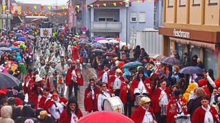 Höhepunkt der Igersheimer Straßenfastnacht ist der traditionelle Umzug durch die Straßen der Gemeinde. Auch wenn das Wetter Mal nicht so richtig will, strömen die Massen immer wieder in die Hochburg der Kalroben.
