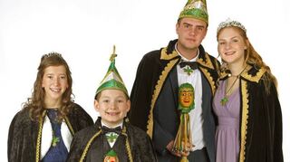 Die beiden Prinzenpaare, Prinz Justin I. & Prinzessin Kim I., Kinderprinzessin Vanessa I. & Prinz Phillip I., heißen die Gäste zur Jubiläumskampagne „60 Jahre FG Kalrobia“ willkommen.