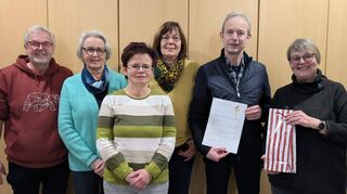 In einer Feierstunde wurde Achim Klein (Zweiter von rechts) für sein 40--Jahr-Jubiläum als Dirigent und Chorleiter des katholischen Kirchenchores Eiersheim geehrt. Anette Krug (rechts) überreichte die Urkunde des Diözesan- Cäcilien- Verbandes der Erzdiözese Freiburg.