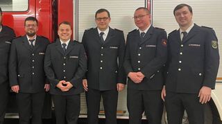 Die beförderten Feuerwehrleute mit der Führungsspitze (von links): Stellvertretende Bürgermeisterin Christina Häusler, Abteilungskommandant Mario Körner, stellvertretender Abteilungskommandant Thomas Weis, Dominik Leukert, Nico Neubauer, Markus Beck, Christian Fuchs, stellvertretender Abteilungskommandant Stefan Ebert.