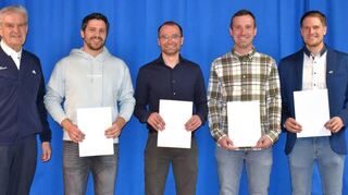 Spielerehrennadeln des Verbands hatte (von links) Fußballkreis-Vorsitzender Horst Saling für Christian und Frank Hemberger, Christopher Scheuermann und Johannes Hemberger im Gepäck (linkes Bild). Seit 60 Jahren hält Trudbert Münch dem VfB Heidersbach die Treue.