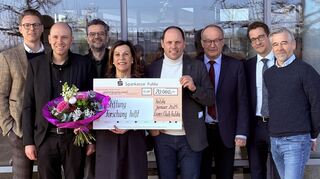 Mitglieder des Lions Club Fulda informierten sich bei einem Besuch am Uniklinikum Würzburg über aktuelle Aspekte der dortigen Krebsforschung und -therapie. Im Gepäck hatten sie einen Spendenscheck über 20.000 Euro für die Stiftung „Forschung hilft“. Diese fördert besonders aussichtsreiche onkologische Forschungsprojekte des Klinikums. Bei der Spendenübergabe (von links): Niklas Werner, Max Reith und André Eydt (alle Lions Club), Gabriele Nelkenstock (Stiftung Forschung hilft), Björn Steinacker (Lions Club), Prof. Dr. Hermann Einsele und PD Dr. Alexander Weich (beide UKW) sowie Dirk Eckerscham (Lions Club).