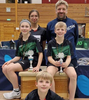 Die Külsheimer Delegation bestand aus den Betreuern Felicia und Christian Behringer (hinten), den Titelträgern Svenja Hepp und Levin Würzburger (Mitte) sowie Tim Herm (im Vordergrund), der im Doppel bis ins Viertelfinale kam.