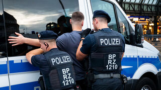 Am Sonntagabend wurde in Richen ein Polizist durch einen Biss ins Bein verletzt. Ein 30-Jähriger war zuvor durchgedreht und hatte bereits andere Personen in einer Gaststätte angegriffen. Er wurde von der Polizei festgenommen. (Symbolbild)