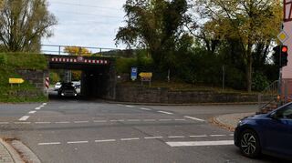 Die Umstufung der L 511 von der Rathausstraße in Bahnhofstraße und Kugelgraben steht in einem Zusammenhang mit dem von der Stadt gewünschten Ausbau der Bahnunterführung Nord.