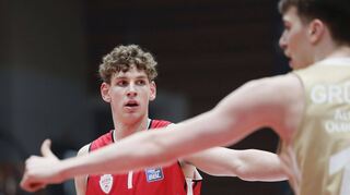 Die Experten sind sich einig: Die beiden talentierten deutschen Center-Youngster Hannes Steinbach (Würzburg) und Johann Grünloh (Vechta) werden ihren Weg machen. Vermutlich treffen sie irgendwann einmal auch in einem NBA-Spiel aufeinander.