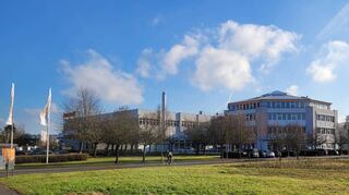 Der Standort in Bad Mergentheim liegt unweit der B290 in der Max-Eyth-Straße. Insgesamt hat Bartec über 1000 Mitarbeiter, erzielte 2021 einen Umsatz von knapp 230 Millionen Euro.