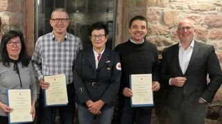 Für zahlreiche Blutspenden wurden in der Sitzung des Freudenberger Gemeinderats Christian Bartelt, Reinhard Friedlein, Andrea Becher, Martin Müssig und Rolf Döhner geehrt. Ihr Engagement würdigten Gertraud Becher vom DRK Ebenheid und Bürgermeister Roger Henning.