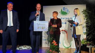 Ehrungen der jahrelangen und bisherigen Präsidentin des Partnerschaftsvereins „Association Boissy Jumelage (ABJ)“, Michèle Bésigot, durch Boissys Bürgermeister Régis Charbonnier (links) und Lauda-Königshofens Bürgermeister Dr. Lukas Braun sowie im Beisein von Claudia Heidrich (rechts).