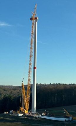 Das Bild zeigt die aufwendige Bauphase des Windparks Dainbach im vergangenen Jahr.