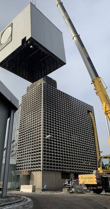 Abgehoben ist der etwa 24 Tonnen schwere Würfel mit dem Bermayer-Firmenlogo am Mittwoch vom einstigen Bürogebäude, das gerade umgebaut wird.