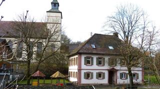 Rund eine Million Euro würde die Sanierung des Pfarrhauses samt Kindergarten unterhalb der Evangelischen Kirche kosten. Diese Lösung steht auf der Wunschliste der Uiffinger Ortschaftsverwaltung ganz oben.
