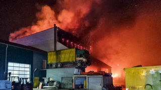 Ein Brand im Elsenfelder Industriegebiet im Landkreis Miltenberg beschäftigte am Donnerstag 150 Einsatzkräfte der Feuerwehr. Die Kriminalpolizei Aschaffenburg ermittelt.