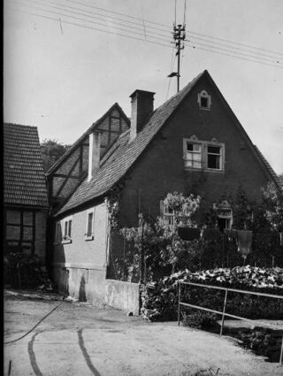 Obwohl das Haus abgerissen wurde, erkannten drei Leser, dass es sich um ein Wohnhaus in Kembach handelt.