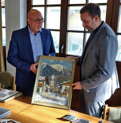 Ramon Bamberger (links) und sein Sohn Joshua begutachten ein Bild, das versteigert werden soll.