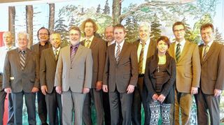 <p>Bei der Einweihung der neuen Räume der Schule am Limes waren viele Gäste mit dabei. Das Bild zeigt von rechts Landrat Dr. Brötel, MdL Peter Hauk, Schülersprecherin Suzana Hofmann, Schulamtsdirektor Frey, Bürgermeister Galm, Pfarrer Schneider, Rektor Knühl, Konrektor Kolb, Reinhard Feil, Architekt Egon Bermayer, Hans Müller und Elternbeiratsvorsitzender Ehmann.</p>