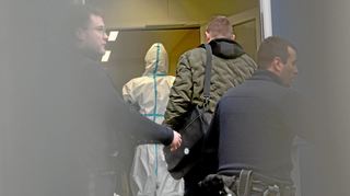 Polizeibeamte begleiten den mutmaßlichen Täter zur Vorführung beim Haftrichter.