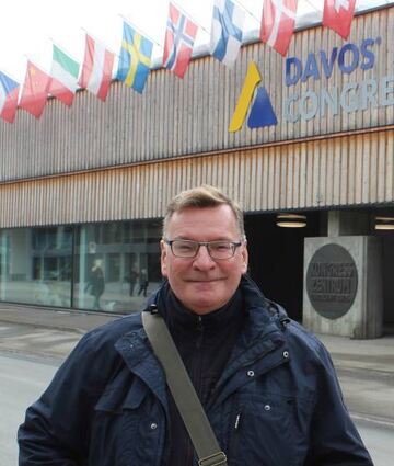 Besuch vor Ort: Autor Konstantin Groß am Kongresszentrum Davos.