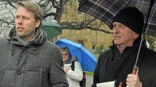 Gesundheitsminister Manfred Lucha (rechts) Anfang März vergangenen Jahres zusammen mit Oberbürgermeister Markus Herrera Torrez bei einer Demonstration in Stuttgart.