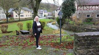 Am Ufer des Aschbach fühlt sich die Rüsselhäuser Ortsvorsteherin Anja Blank besonders wohl.