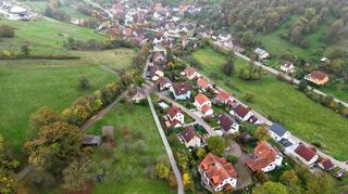 Ein Blick von oben auf Rüsselhausen, die „Kleine Schweiz“ – eingebettet in sanfte Hügel und umgeben von beeindruckender Natur.