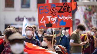 Arbeitnehmer wünschen sich eine Vier-Tage-Woche, wie hier gefordert auf einer Kundgebung zum 1. Mai.