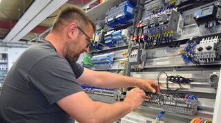 Ein Seho-Mitarbeiter bei der Montage. In dem Unternehmen wird jetzt weitestgehend nur von Montag bis Donnerstag gearbeitet.