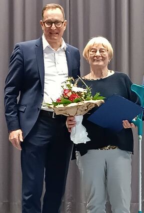 Ehrungen beim VdK Schöntal: Die Bilder zeigen (von links) Bürgermeister Joachim Scholz, Margot Wicharz, die für 25-jährige Zugehörigkeit ausgezeichnet wurde, die beiden neuen Ehrenmitglieder Thea Keilbach und Siegfried Haag sowie den Vorsitzenden Hariolf Horch.