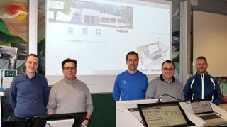 Am Eckenberg-Gymnasium in Adelsheim: Michael Schmitt von der Firma „Inobjekt“ und Schulleiter Martin Klaiber sowie Max Vogel, Frank Endlich und Thorsten Riedling präsentieren das Medienpult „teach.uno“.