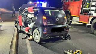 Die Feuerwehr musste eine große Seitenöffnung am VW schaffen, um die Schwerverletzte aus ihrem Wagen bergen zu können.