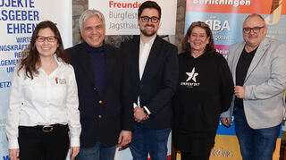 Gut besuchtes Kamingespräch im Külsheimer Schloss (von links): Susanne Heck, Ulrich Boelke, Jonas Markert, Eva Hosemann und Thomas Schreglmann freuen ich auf die neuen Inszenierungen der Burgfestspiele in Jagsthausen.