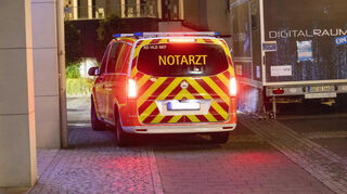 Ein Notarzt ist im Einsatz.
