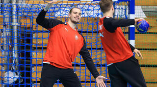 Die SG Bad Mergentheim, der Handballverein in der Kurstadt, trainiert hauptsächlich in der Sporthalle an der Kopernikus-Realschule. Auch andere Vereine nutzen die Halle intensiv. Das Symbolbild zeigt eine Trainingseinheit der deutschen Nationalmannschaft bei der Handball-WM.