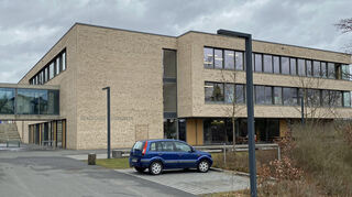 Die Außenanlage der Osterburkener Realschule soll zusammen mit dem GTO-Außenbereich neu gestaltet werden. Ein Theatrum und ein Multifunktionsfeld sollen entstehen.